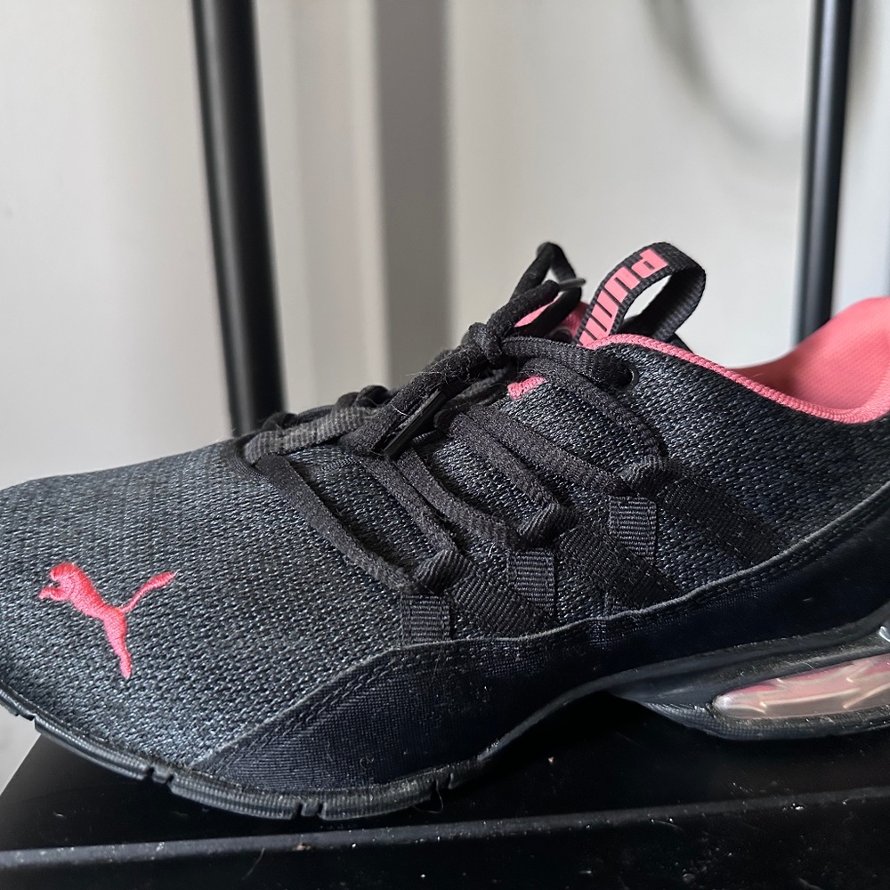 Tennis shoes